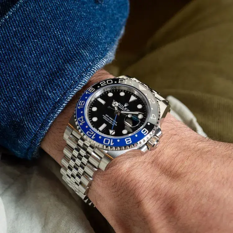 Rolex GMT-Master II Batman au poignet, lunette bicolore noir et bleu